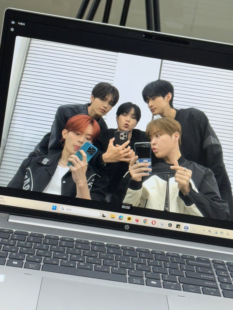 by_verivery's tweet image. [#베리베리]

 축 베리베리 7주년💜🤍 함께라서 감사한 오늘 멤버들도, 베러들도 오늘 서로의 곁을 지켜줘서 고마워요🥰

#베리베리의_7주년을_불러줘
#VERIVERYHAPPY7th
#베러 #VERRER😍