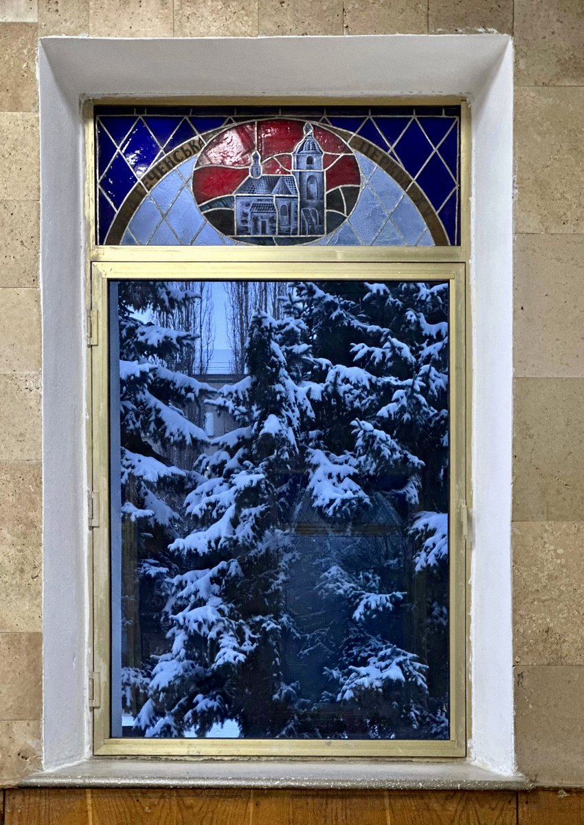 Вікно на залізничному вокзалі найкращого міста на планеті Земля – Камʼянця-Подільського.