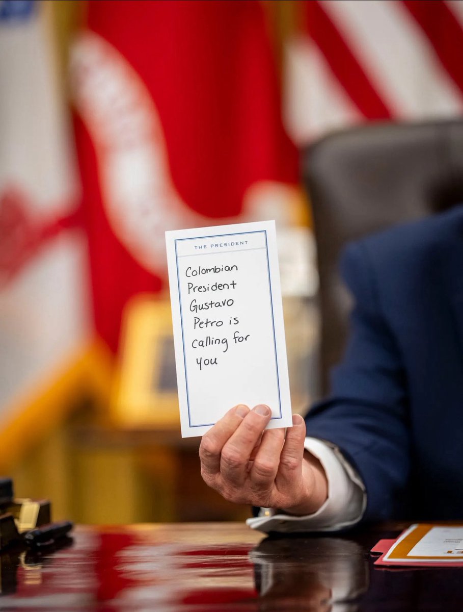 PaolaGuerreroI_'s tweet image. El mentiroso del Petro diciendo que Trump lo llamó a él por su liderazgo y para “arreglar las cosas”, pero aquí está la prueba cuando le avisan a Trump que Gustavo Petro lo está llamando.

Ni siquiera tiene la gallardía de reconocer que le tocó a él llamar, muerto del miedo, para…