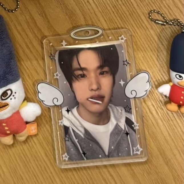 เจอพี่สาวเกาหลีเล่นเฟรมการ์ดอันนี้น่ารักมากกก เห็นราคาเกาหลีขาย 4,000 วอน (ปัดแล้วประมาณ 90฿)

แต่มีใครสนใจมั้ยย เด่ะผมสั่งจากจีนให้

อันละ 50฿ ค่าส่งไทย 40฿ หารกันค่า
🪽มี 3 สี ชมพู / ฟ้า / ขาว 

ห้อยเป๋าได้น้า มีพวงกุญแจให้ค่า
💌 สนใจ DM ค่า