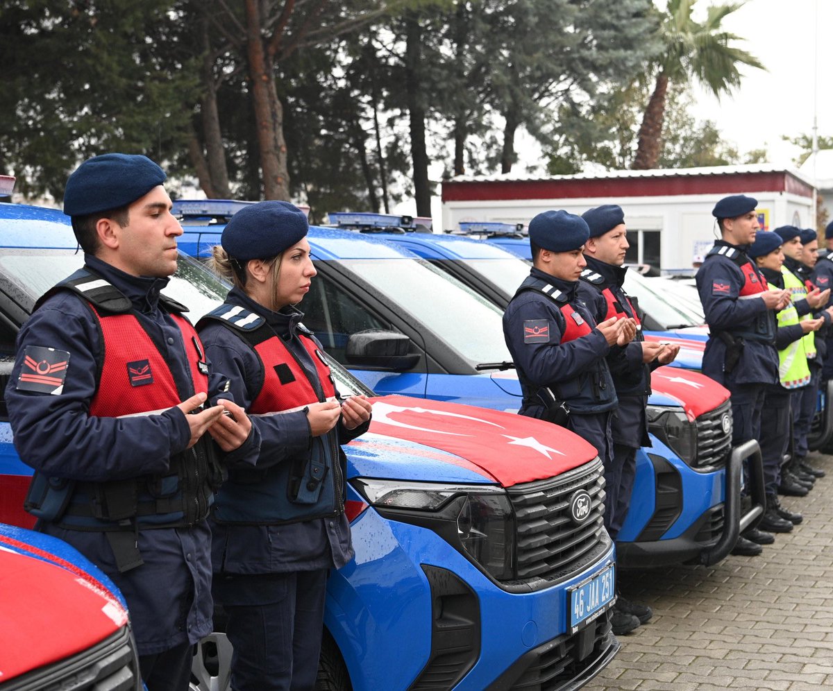 Hayırseverlerin katkılarıyla İl Emniyet Müdürlüğü ve İl Jandarma Komutanlığı filosuna kazandırılan yeni hizmet araçlarının teslim törenine katılan Başkanımız <a href="/firatgorgel/">Fırat Görgel</a>:

“Emniyet ve Jandarma teşkilatımıza kazandırılan yeni hizmet araçları için hayırsever iş insanlarımıza