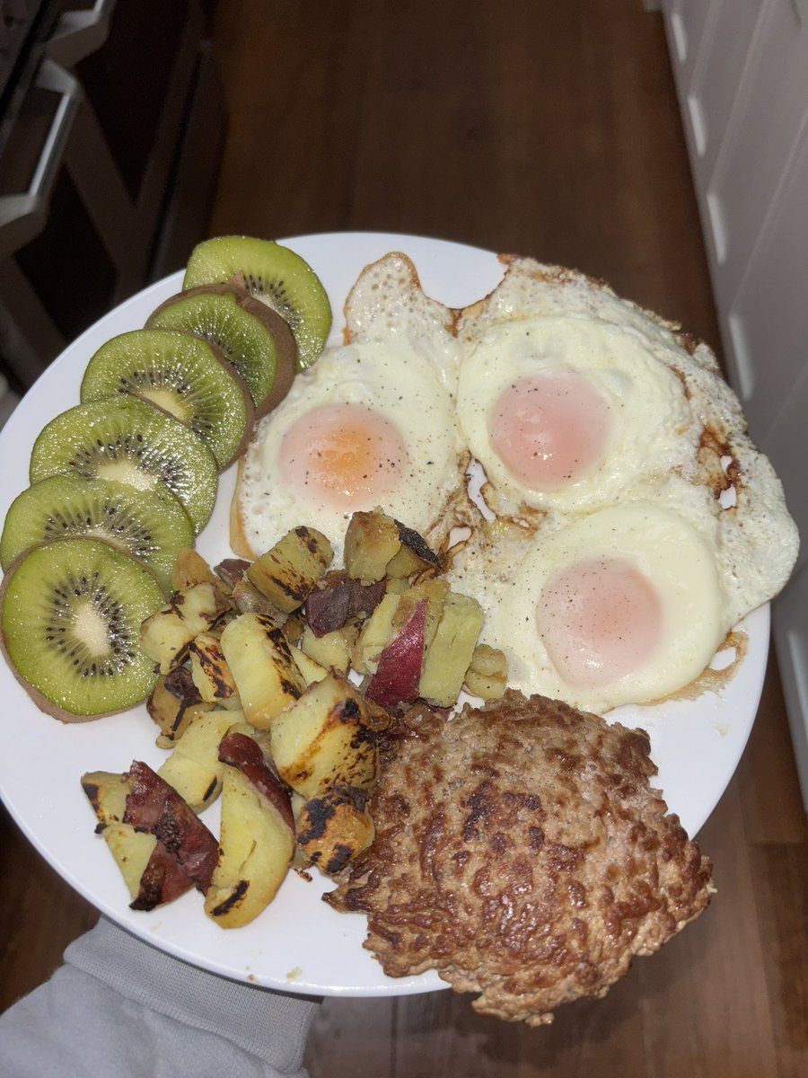ham__will's tweet image. 3 years ago my New Year’s resolution was to cook as much food at home and stop eating out. 

Genuinely this was the best decision I have ever made.

For anyone looking to improve their health, this is a great place to start.