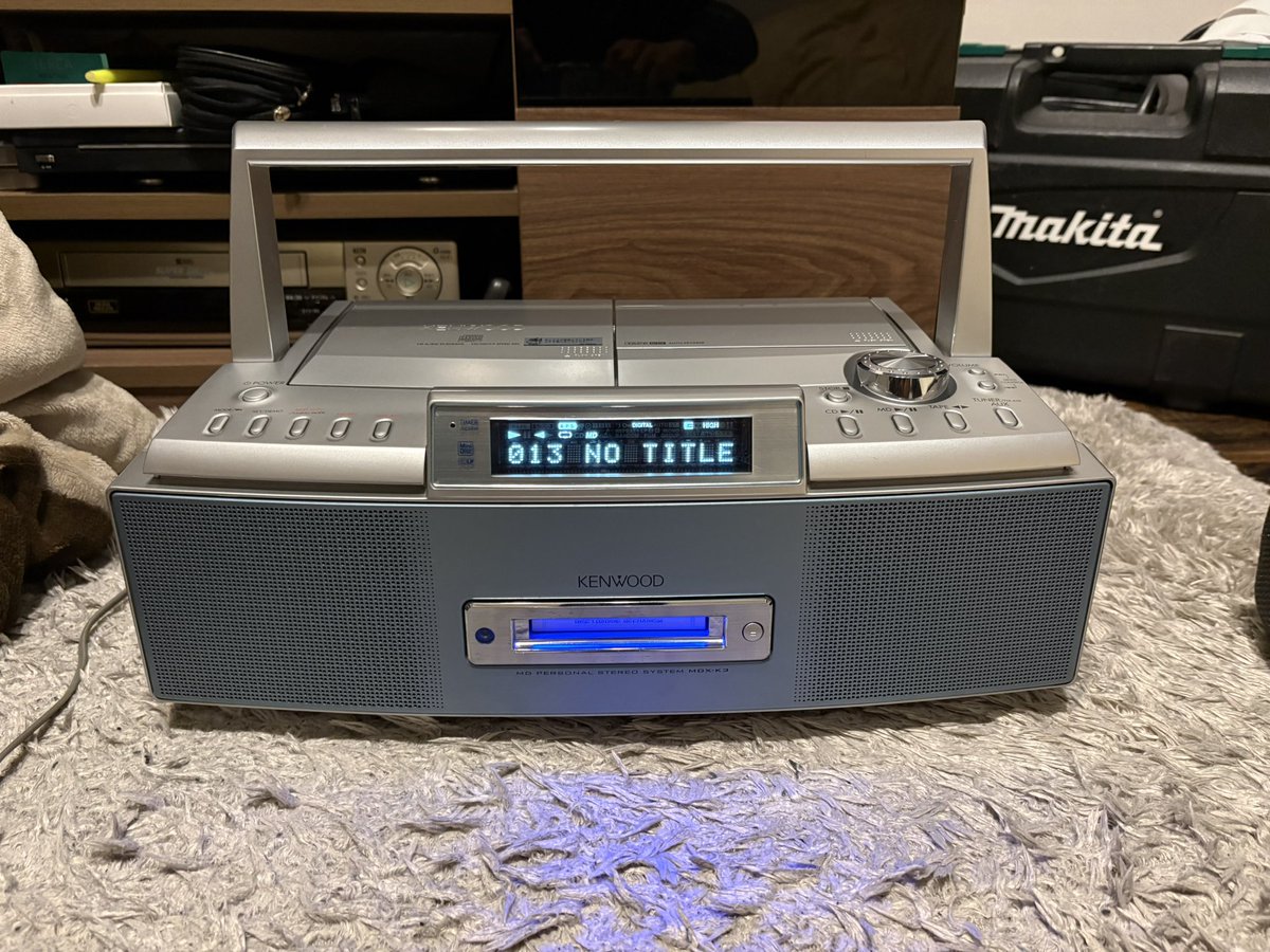 Dt7Rx's tweet photo. スピーカーのエッジを軟化して、ラジカセのそれなりの音質復活👍
この年代のKENWOODは布エッジが硬化していることが多々、、、、
作りは同時期の他社より良いですが音は微妙なイメージ https://t.co/s5Fm6LVuCC