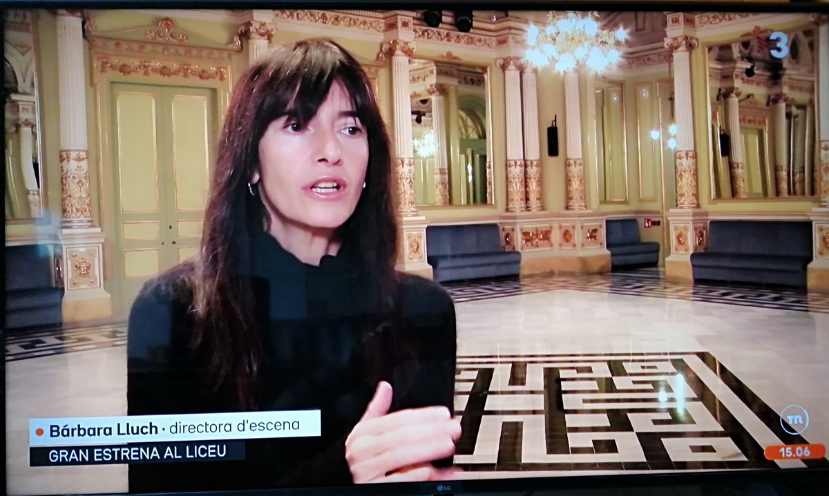La directora d'escena Bárbara Lluch, entrevistada avui a TV3 sobre el muntatge de "Tristan i Isolda", no ha volgut respondre en català i ha parlat en espanyol, com va fer a l'acte de lliurament de la Medalla d'Or a la seva àvia Núria Espert. elmon.cat/opinio/la-meda…