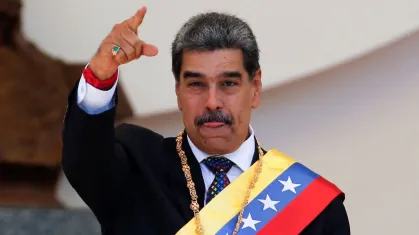 jp_castroo's tweet photo. Depois de anos doente, Chávez escolheu Maduro como sucessor. Maduro governou por 12 anos usando repressão, controle de instituições e propaganda para consolidar poder e adotar um estilo autoritário, centralizando o Estado e limitando oposição e liberdades. https://t.co/dCUPdLFXRm