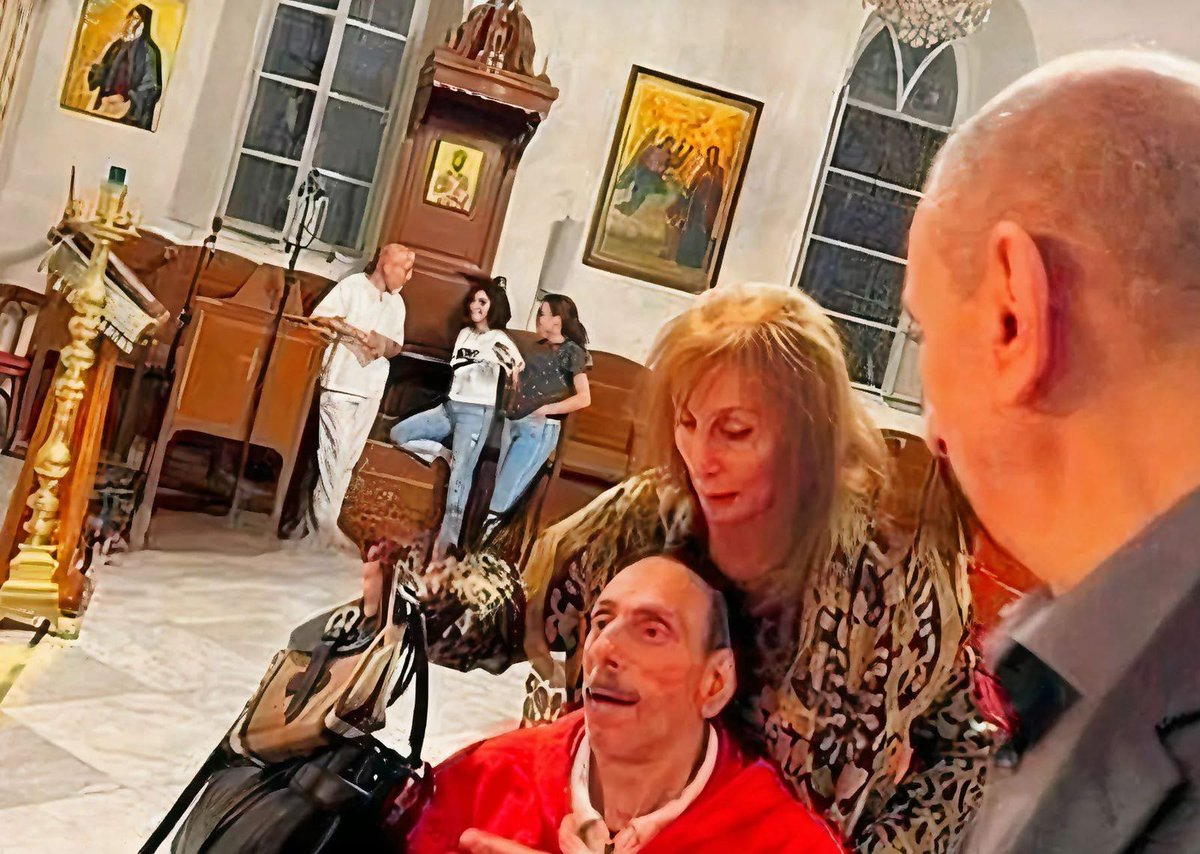 مرة أخرى تمشي #فيروز في درب تعرفه أكثر ممّا يجب. مرة أخرى، يقف الاسم وحيداً في مواجهة معنى الرحيل.

يرحل #هلي_الرحباني بعد وقت قصير على وداع #زياد_الرحباني، فتعود الأم إلى اختبار لا تُقاس قسوته بالكلمات ولا يُختصر بسطر أو خبر عاجل. اختبار أن تدفن جزءاً من قلبها مرة جديدة.

ليست