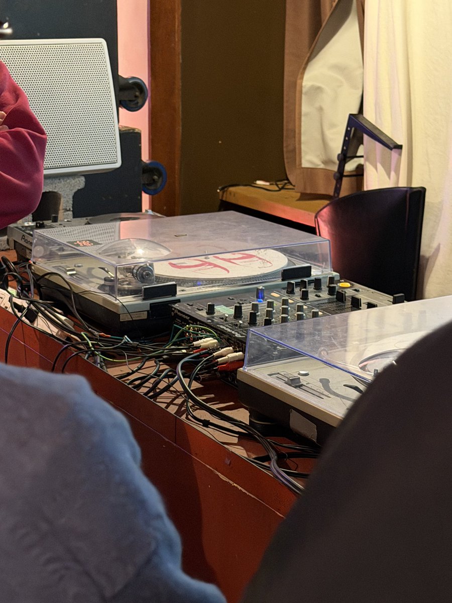 今日はチーママ仕事を途中離脱し、
#ムーンナイトサーカス 音楽チームの打ち合わせに同席。
DJの方との仕事って初めてだ。イメージと出来ることの擦り合わせ。
sleeperさんとドラムの安部わたるさん、どんなコラボレーションになるのか楽しみ……！
〈JDSウェブサイト〉
jdsjds.net/2025/11/28/inf…