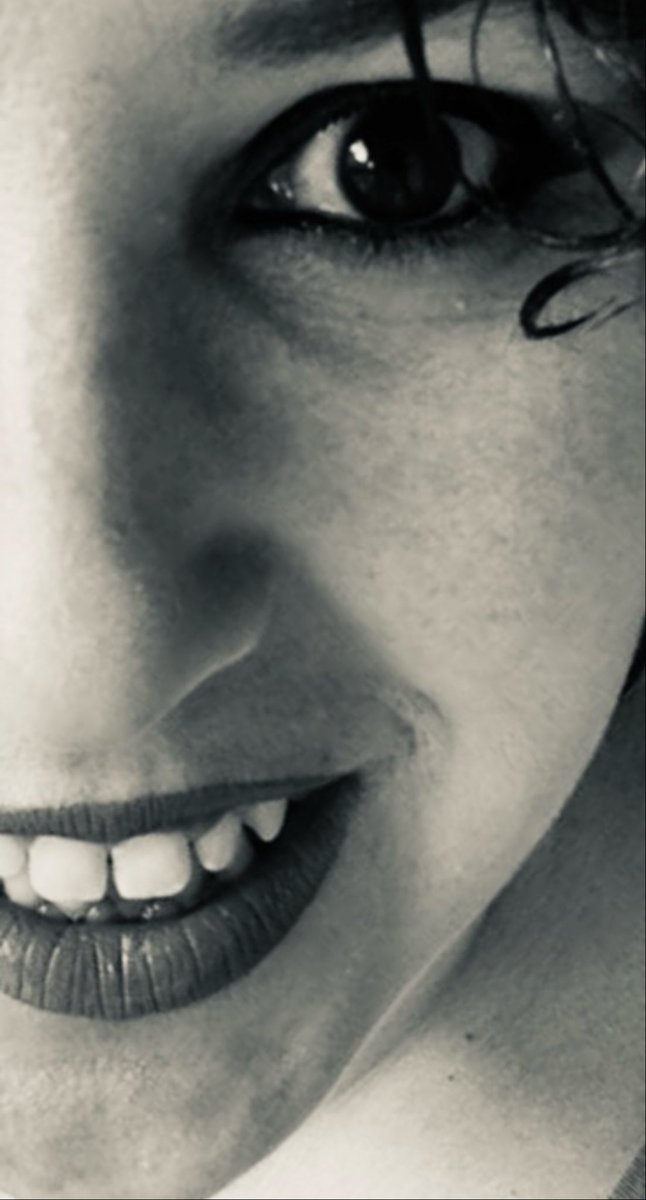 La presión del aire bajó de golpe en la habitación. No fue un ruido, solo un cambio brusco en la gravedad interna. Una placa tectónica privada que acaba de partirse en dos, reajustando todo el paisaje sin mover un solo músculo. El ancla se ha roto.