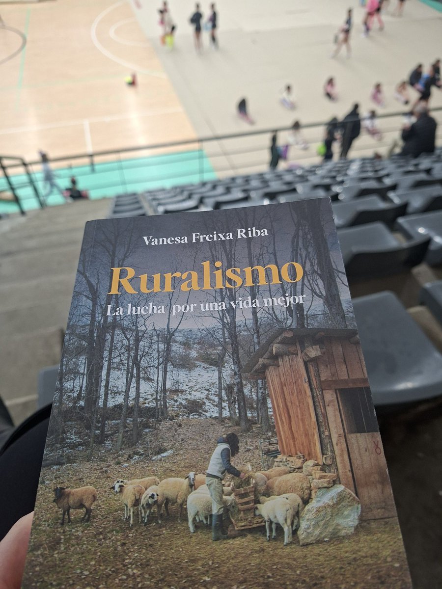 Nuevas lecturas donde se pueda. Encantada de devorar Ruralismo de mi tocaya Vanesa Freixa en las extraescolares.