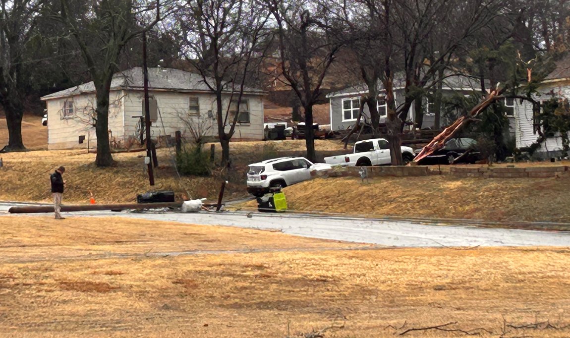 Aaron_Brackett's tweet image. Damage photos from a suspected tornado in Purcell, OK this morning, January 8th!  @kfor #OKWX