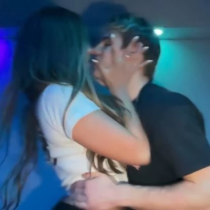 sctwsr's tweet image. The Kid LAROI - JULY

“Eu tive que te deixar ir, e acredita em mim quando eu digo que doeu
E foi preciso tudo de mim pra não confrontar a imagem que você criou
Mas eu tenho respeito demais por você, e o dobro de paciência
Você sabe que é complicada, você sabe que eu aguentaria”