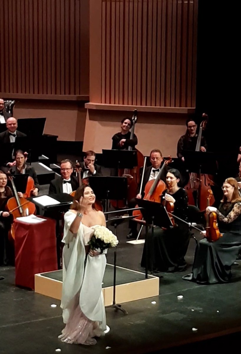Reine_deCoeur's tweet photo. @sonyayoncheva a son fan club bulgare et français pour son récital au théâtre des Champs Élysées,consacré à Puccini et Massenet. Totalement au diapason,le @sofiaphilh l'accompagne avec respect et talent ���� La diva régale le public avec deux beaux rappels célébrant l'amour 💘 https://t.co/UDlWGowKjk