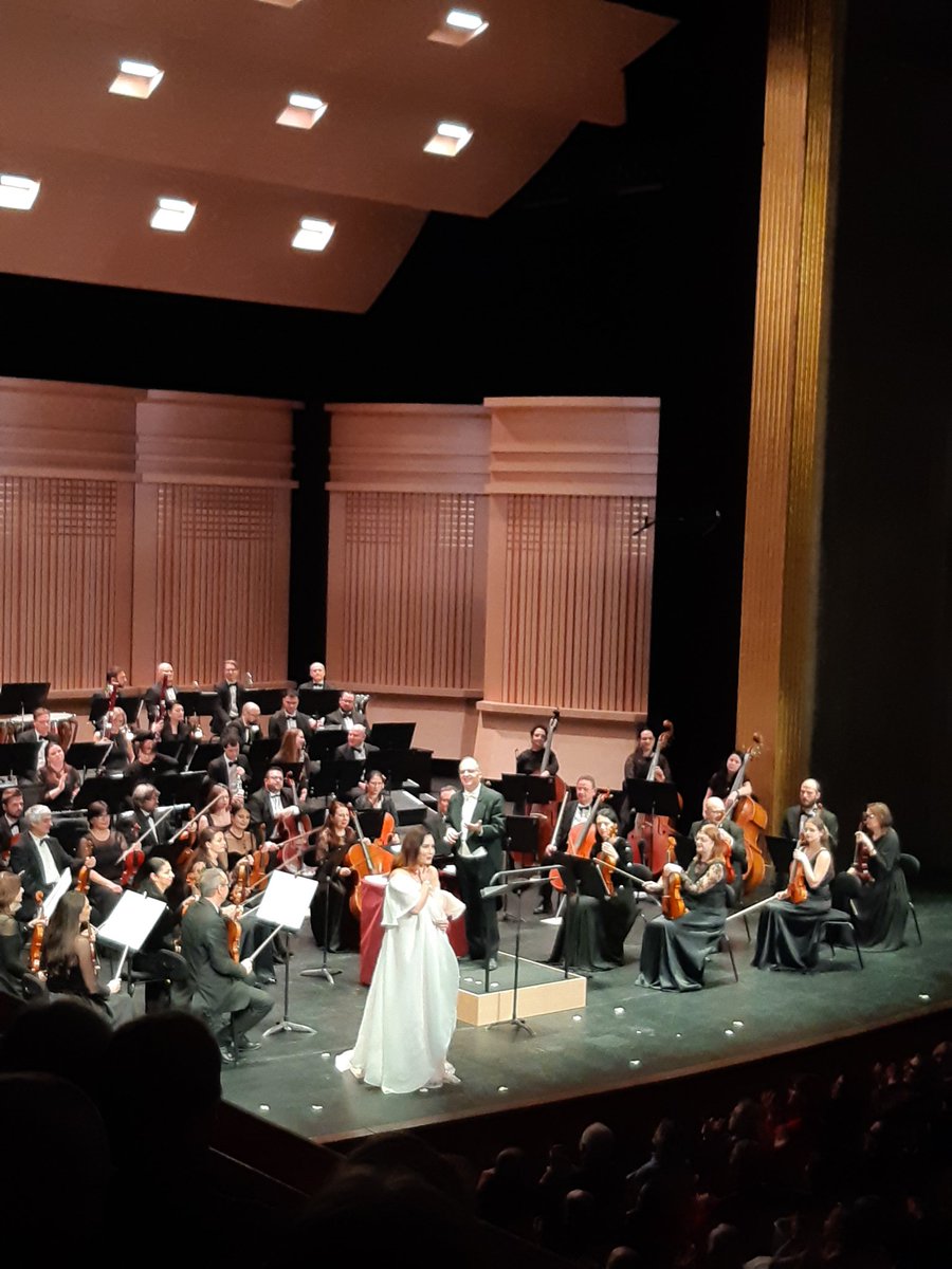 Reine_deCoeur's tweet photo. @sonyayoncheva a son fan club bulgare et français pour son récital au théâtre des Champs Élysées,consacré à Puccini et Massenet. Totalement au diapason,le @sofiaphilh l'accompagne avec respect et talent ���� La diva régale le public avec deux beaux rappels célébrant l'amour 💘 https://t.co/UDlWGowKjk