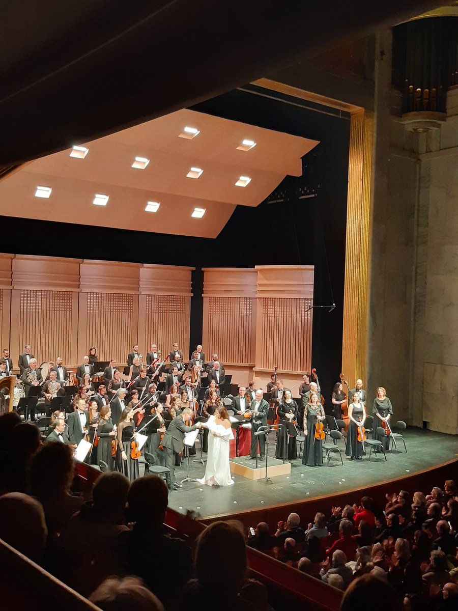 Reine_deCoeur's tweet photo. @sonyayoncheva a son fan club bulgare et français pour son récital au théâtre des Champs Élysées,consacré à Puccini et Massenet. Totalement au diapason,le @sofiaphilh l'accompagne avec respect et talent ���� La diva régale le public avec deux beaux rappels célébrant l'amour 💘 https://t.co/UDlWGowKjk
