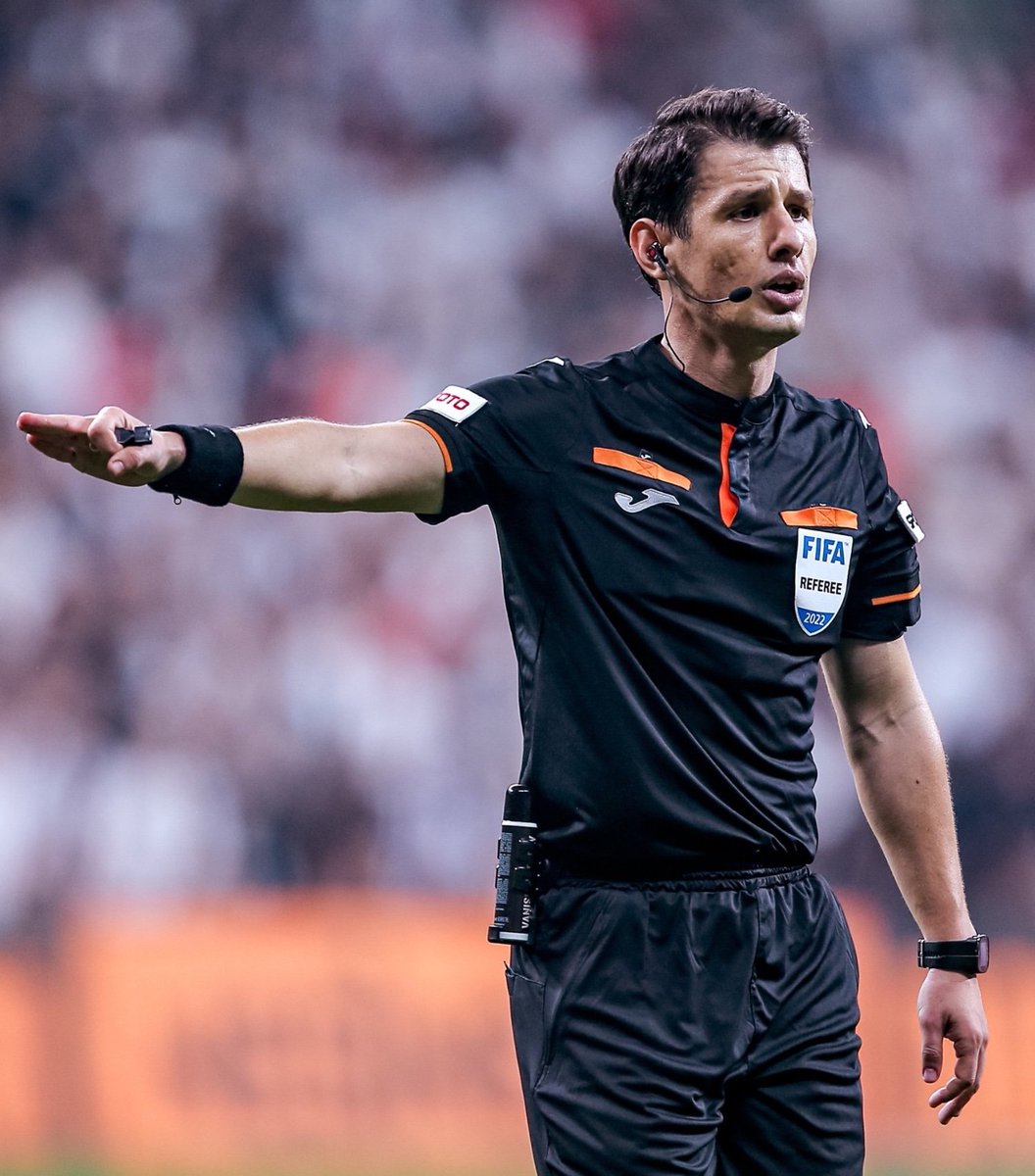 Bir Halil Umut Meler kronolojisi...

- En yakın arkadaşı Okan Buruk'u asla üzmez,
- Galatasaray'ın rakiplerini hızlı atağa çıkartmaz,
- Sahada yaşanan sertlikte Galatasaray lehine kararlar alır,
- Galatasaray'ı yarı sahasında eksik yakalatmaz,
- Başta Torreira olmak üzere, en