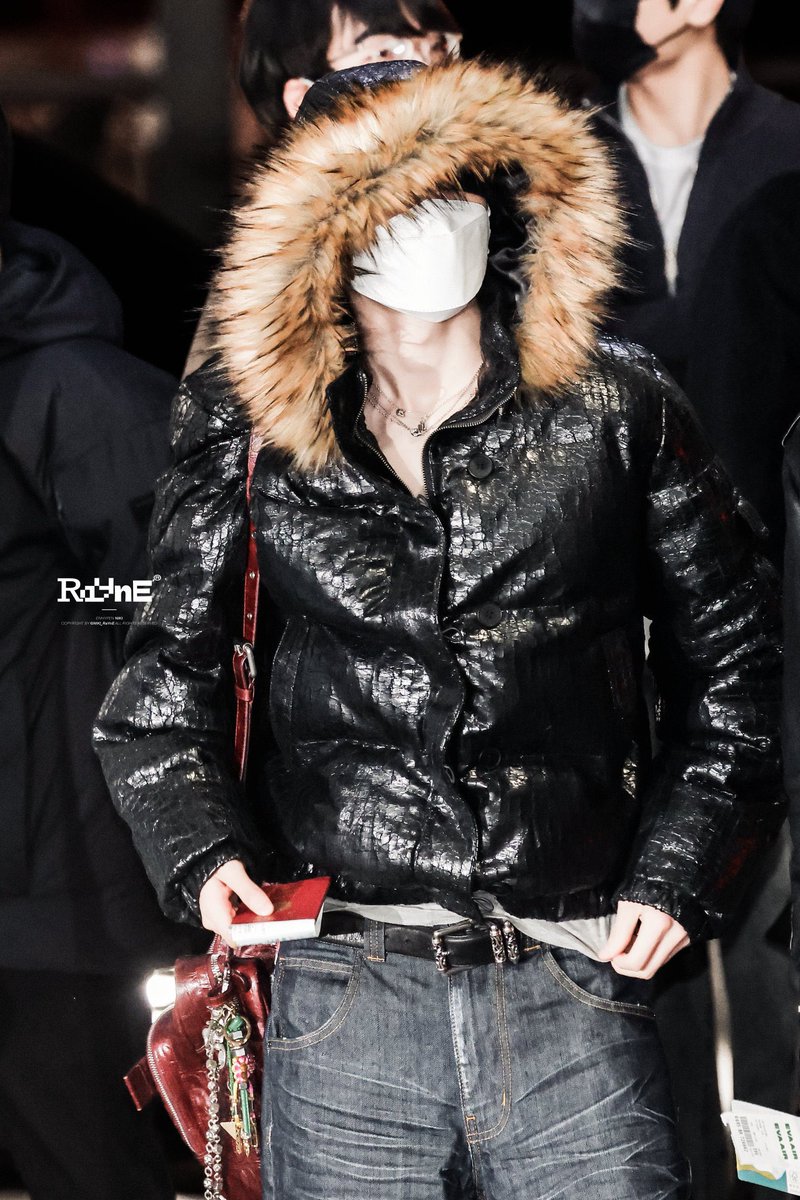 venombytte's tweet image. first dripki of 2026. the texture on the acne bag matching the jaded london coat (that’s slightly fitted for a cropped look), and those rick owens shoes he’s had forever. he’s sickening