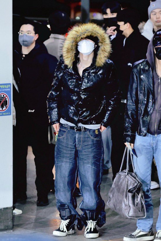 venombytte's tweet image. first dripki of 2026. the texture on the acne bag matching the jaded london coat (that’s slightly fitted for a cropped look), and those rick owens shoes he’s had forever. he’s sickening