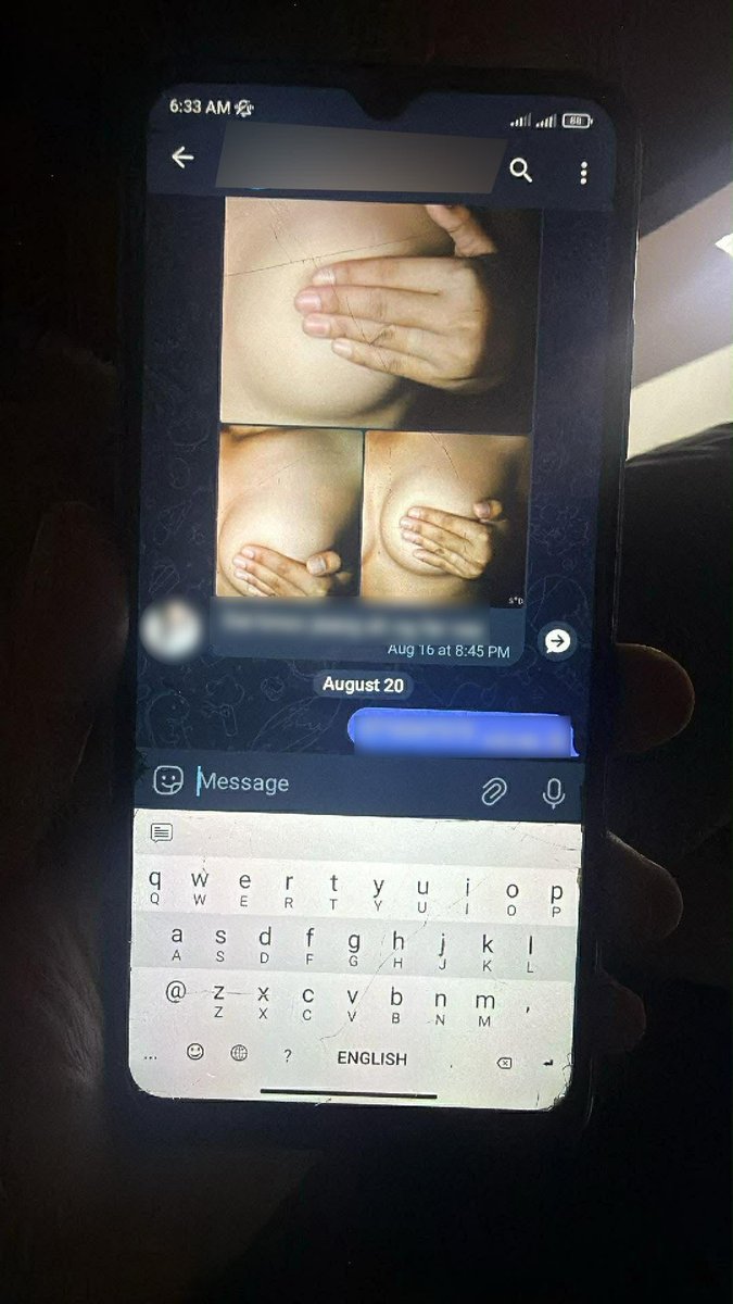 สุดอุบาทว์! ทหารไทยพบเจอโทรศัพท์มือถือทหารกัมพูชาเป็นจำนวนมาก ระหว่างเคลียร์ฐานที่มั่นของทหารกัมพูชาในแนวหน้า
.
ภายในเครื่องพบหลักฐานสุดวิปริตเป็นคลิปวิดีโอขณะทหารนายดังกล่าวมีเพศสัมพันธ์กับภรรยาและลูกสาวตัวเองภายในฐานทัพ ก่อนจะนำคลิปมาโพสต์อวดลงในกลุ่มเทเลแกรมของเหล่าทหาร