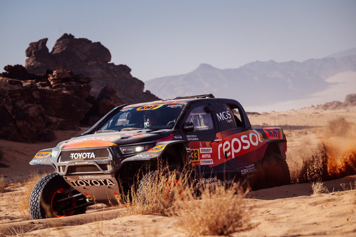 MediageCom's tweet photo. 🔝 @IsidreEsteveDkr se reivindica y firma una épica remontada.

💪 El piloto del Repsol Toyota Rally Team roza el top 20 (21º) en la segunda parte de la etapa maratón tras partir desde la 70ª posición.

Más información ➡️ https://t.co/DOk7zV33Fb https://t.co/B6LoX8l0ZW