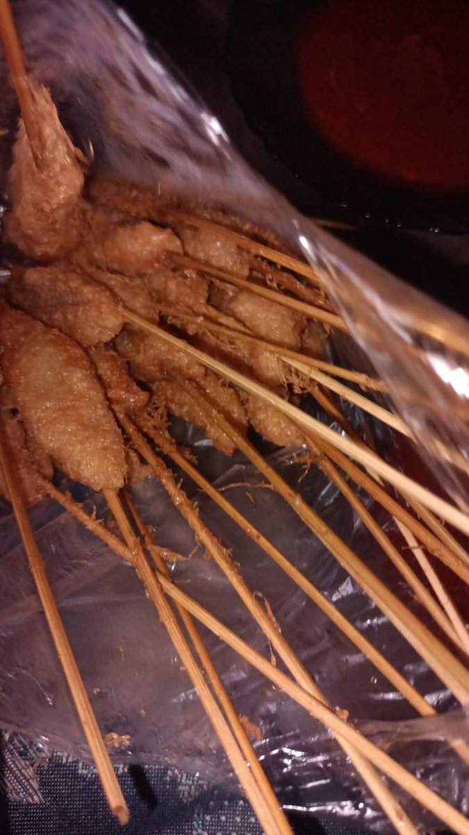 cellophase's tweet image. mba lele gabisa pake sepeda BJIR GALAU AJA GW HARUS EFFORT. tapi gapapa, Sempol 🫶🏻 es teh 🫶🏻 sate usus 🫶🏻