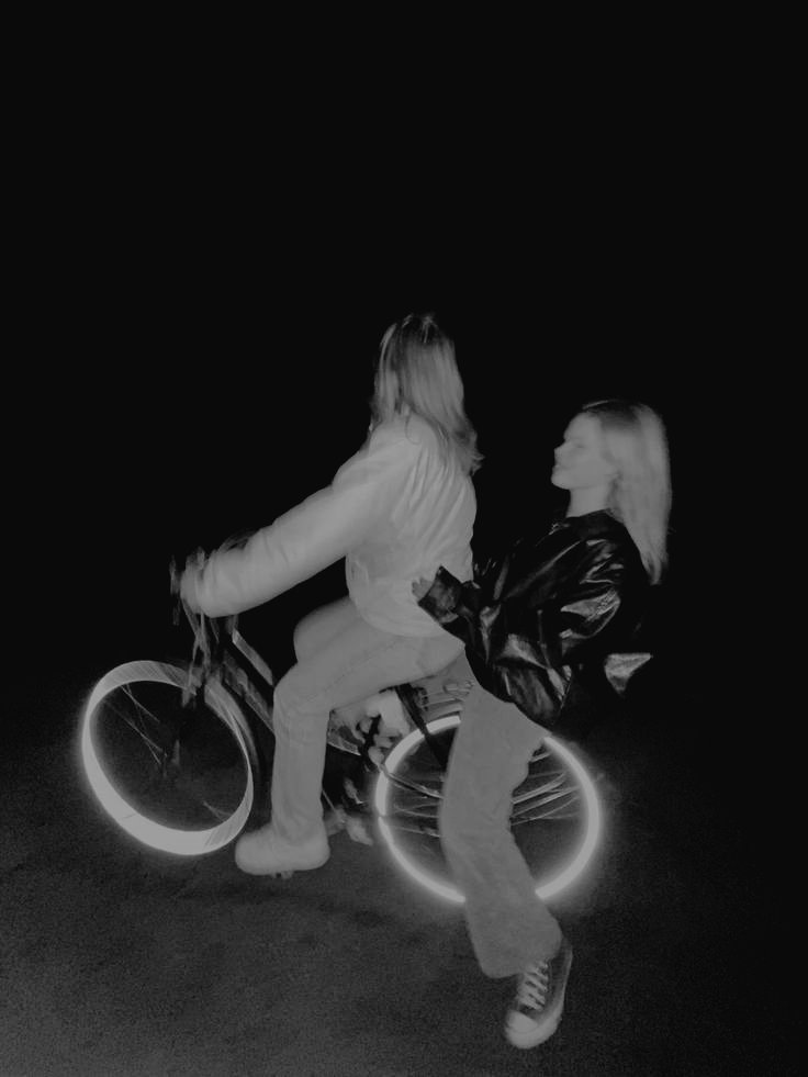 cellophase's tweet image. mba lele gabisa pake sepeda BJIR GALAU AJA GW HARUS EFFORT. tapi gapapa, Sempol 🫶🏻 es teh 🫶🏻 sate usus 🫶🏻