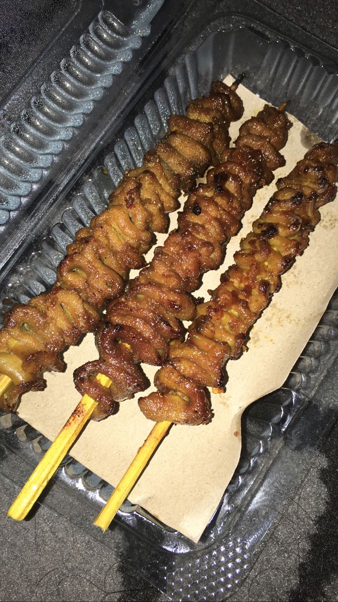 cellophase's tweet image. mba lele gabisa pake sepeda BJIR GALAU AJA GW HARUS EFFORT. tapi gapapa, Sempol 🫶🏻 es teh 🫶🏻 sate usus 🫶🏻