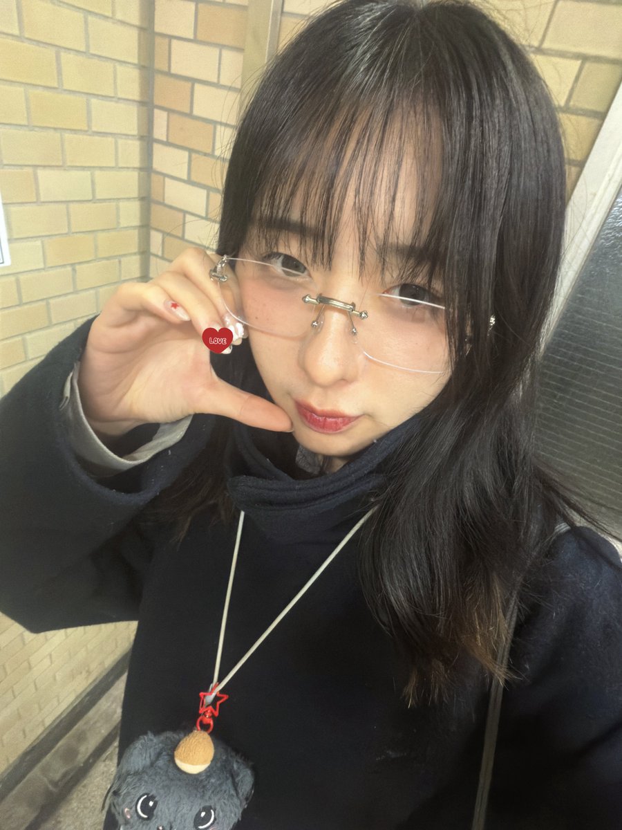 boolpan1111's tweet image. リムレスメガネが似合う分類の顔なのかもって最近気づいて乱用中🪽🍀