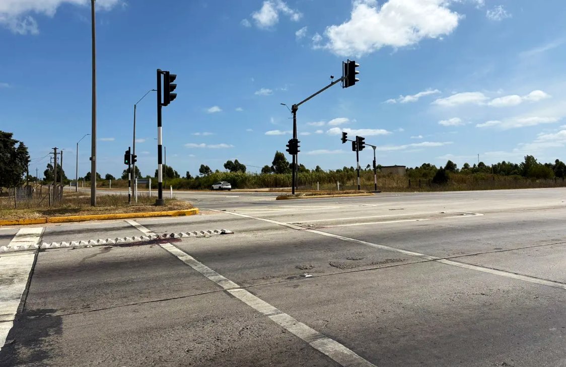 A ver si queda claro que NOS ESTAN MATANDO‼️

Ayer, hombre de 32 años ASESINADO de un disparo en la cabeza cuando intentaban robarle la moto (23:00 hr) R.102 y Cnl. Raíz

Iba con su sobrino, por no dejarse robar lo mataron. 🤬

El ministro <a href="/CNegro7/">Carlos Negro</a> de licencia desde 01/03/25