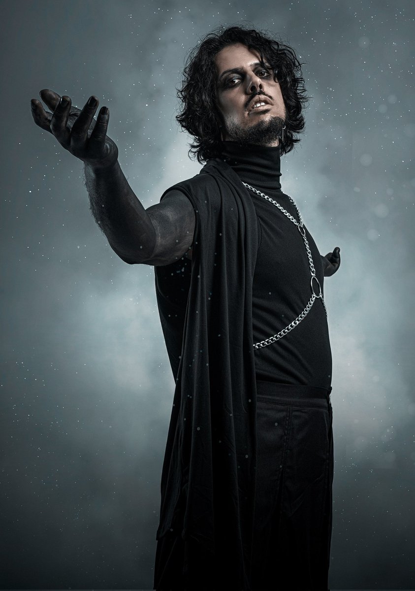 🎸 Sergio Ros 🔥

El pulso constante que lo sostiene todo.
La mente narrativa tras las sombras de el descenso. 

📸 Sesión "El Descenso" 2026 ✨️