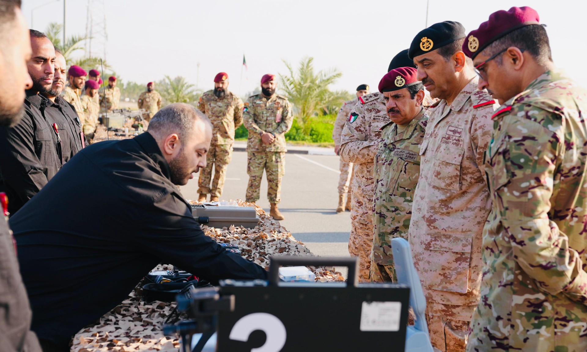 رئيس «الأركان» الفريق الركن خالد الشريعان يزور الحرس الأميري ويشهد عرضًا للمهارات الميدانية ومستوى التنسيق في تنفيذ المهام - استمع إلى إيجاز عن واجبات الحرس والبرامج التدريبية والخطط التطويرية 
