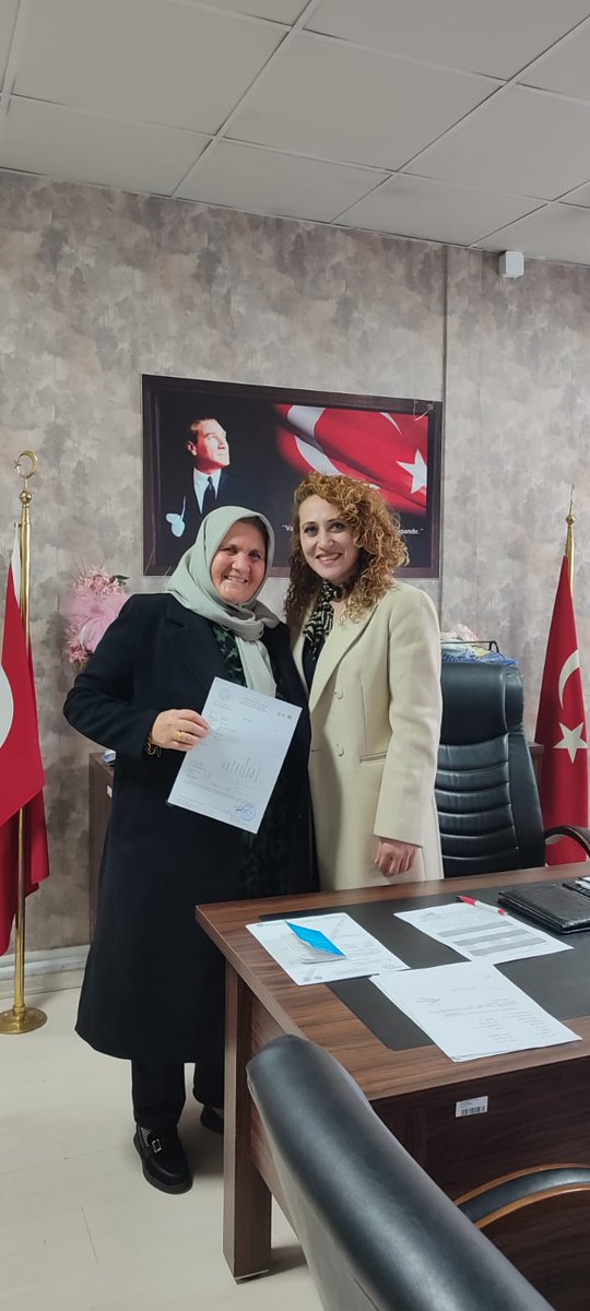 Gülperi teyze... 60 yaşında,50 yıl önce okuduğu köy okuluna okur yazar olduğunu belgeleyip ehliyete başvurmak için gelmiş.
 Eşim yıllarca bizi gezdrdi,hasta oldu artık evden çıkamıyoruz.Ehliyet alıp şimdi ben onu gezdireceğm dedi.Belgesini verdik, sarıldık,hayır duamızı aldık ❤️