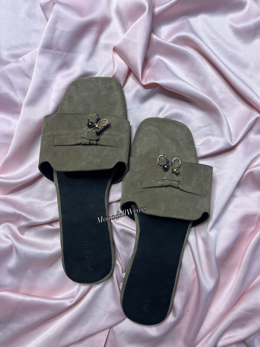 Female flat slippers🩶

Price: 14,000 NGN
Available in any color of your choice 

Send a DM to order now || shop directly on our website 
monadellwears.bumpa.shop

cc <a href="/_DammyB_/">Dammy B 🎥</a>