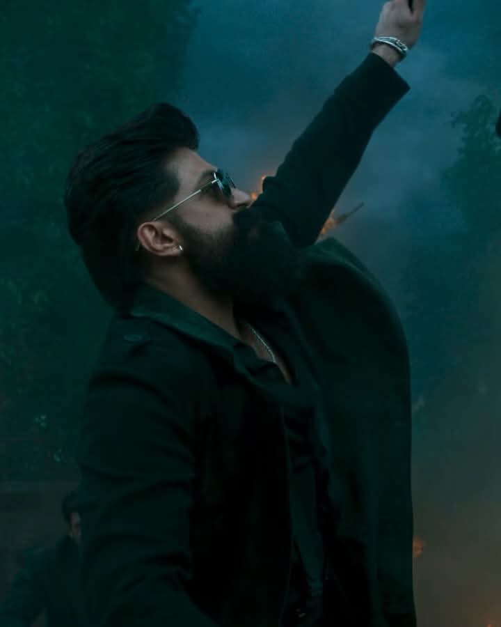 TheNameIsYash88's tweet photo. Happy Birthday Boss 🔥👑 @TheNameIsYash @YashTrends @YashFansTweet @YashFansNetwork 

#happybirthday #RockingStarYash

Finally, Official Teaser Out Now! 
#ToxicTheMovie #ToxicTeaser
#ToxicOnMARCH19th

https://t.co/VbUOAzYvfY https://t.co/cI2F9fTVdx