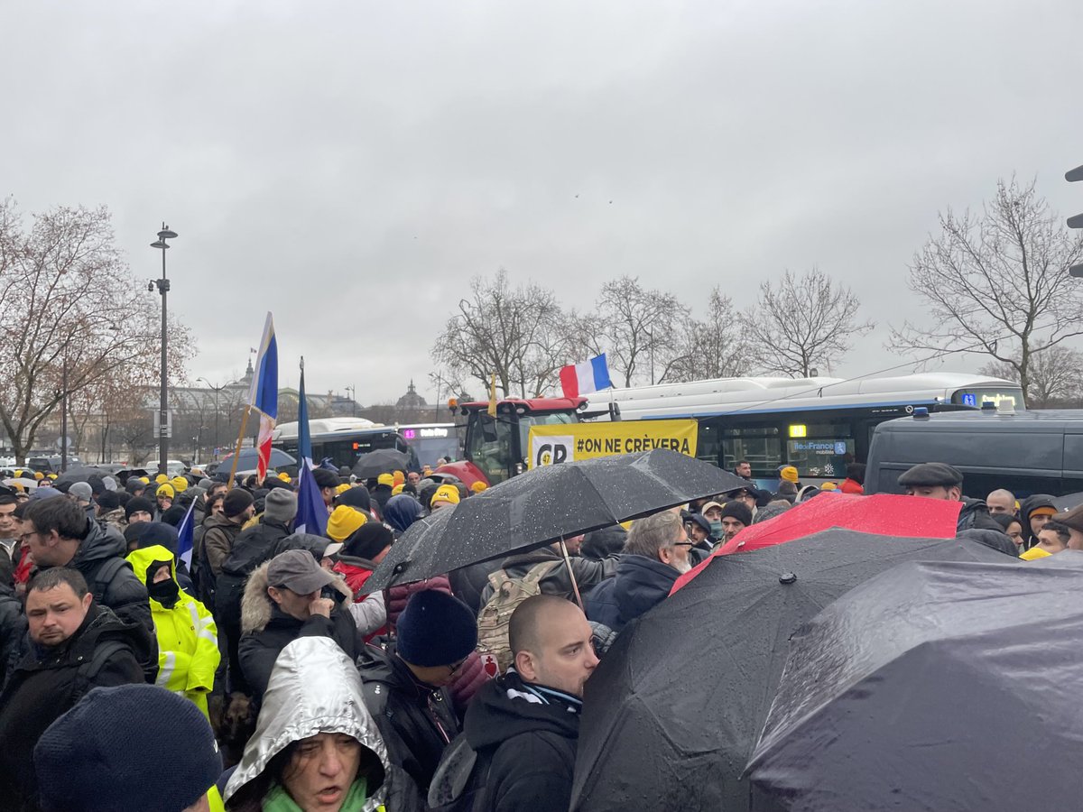 Le pouvoir a mis 60 agriculteurs en garde à vue.
Selon Bousquet Cassagne, le pouvoir vient de proposer de relâcher les 60 otages si les agriculteurs partent du perron de l’Assemblee Nationale !
Scandaleux