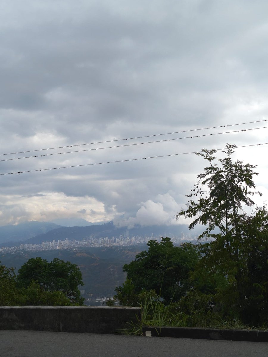 Fue de paso, pero comprobé muchas cosas que decían.

- La ciudad con las mejores comidas rápidas.
- La ciudad con las mejores obleas.
- La "ciudad bonita".

Que belleza Bucaramanga, ojalá volver muy pronto 🤚🏻👋🏻.