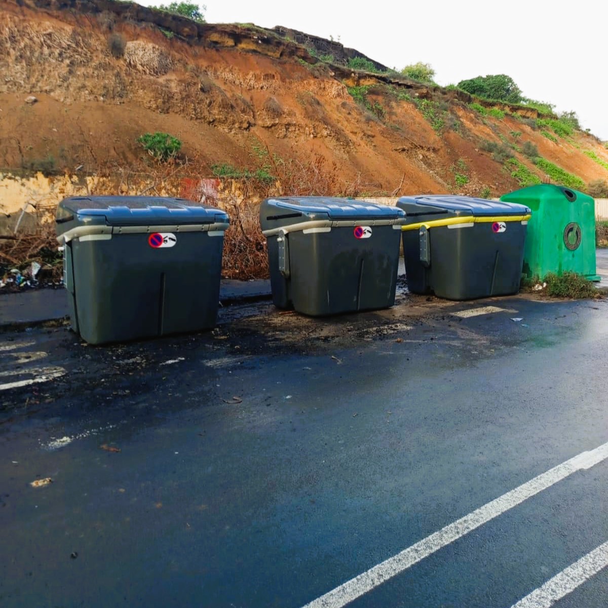 Un contenedor ha sido incendiado ayer en Jinámar, causando daños al mobiliario urbano.

El equipo de #Teldelimpia ha actuado con rapidez para retirar el contenedor, acondicionar el lugar y colocar uno nuevo.🙌

Estos actos vandálicos son un perjuicio para toda la ciudadanía.❌