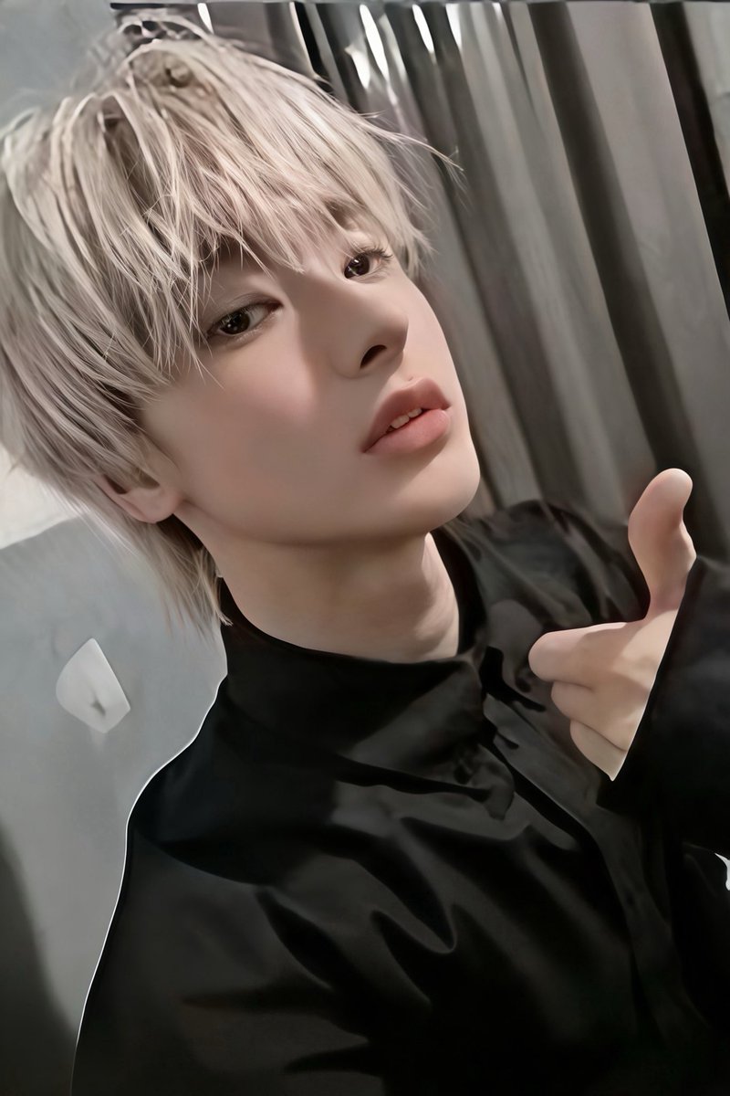 seeing hyunjun selfies is a treat for my eyes