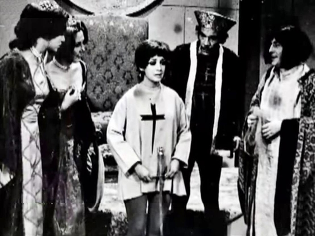 ForumChaves's tweet photo. ¿Cómo hay tantos episodios perdidos del Chavo y del Chapulín Colorado? ¿Cómo se perdieron?

Bueno, no hay nada oficial sobre cómo se perdieron. Pueden haber grabado por encima, las cintas pueden haber se dañado con el tiempo, pueden haber censurado episodios.

Las hipótesis son varias, pero nada es seguro porque Televisa nunca se ha manifestado oficialmente en este tema. Sólo podemos especular mientras buscamos los episodios.