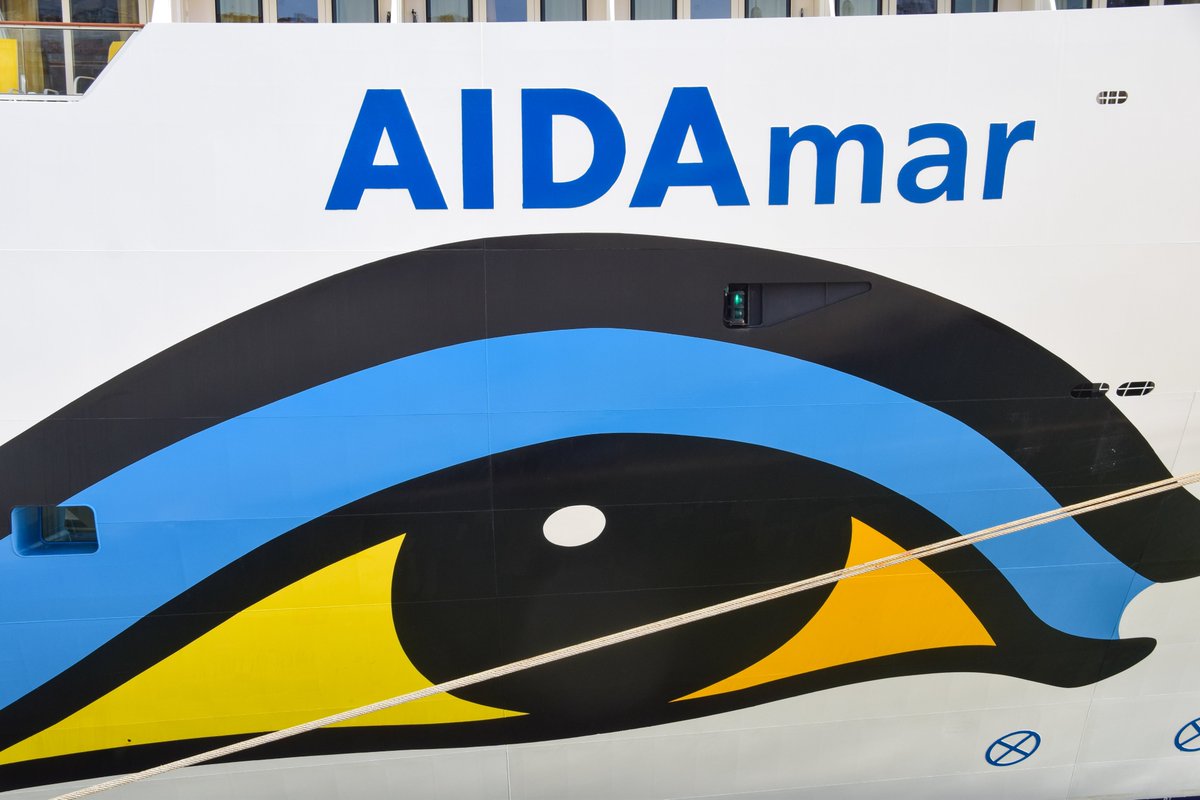 Reise_Blog's tweet photo. Ein Blick aufs Meer, und der Alltag wird leise. Flashback Frühjahr 2020: #AIDAmar vor #Lissabon, der Kussmund am Bug – und dann nur noch Blau, Kielwasser wie eine Unterschrift: Leinen los, Sorgen über Bord. Welche #Kreuzfahrt bleibt dir? #Fernweh #AIDA https://t.co/c5VXPOnZSg