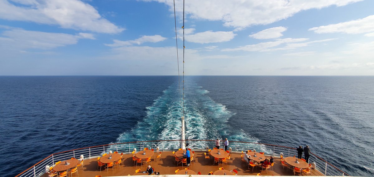 Reise_Blog's tweet photo. Ein Blick aufs Meer, und der Alltag wird leise. Flashback Frühjahr 2020: #AIDAmar vor #Lissabon, der Kussmund am Bug – und dann nur noch Blau, Kielwasser wie eine Unterschrift: Leinen los, Sorgen über Bord. Welche #Kreuzfahrt bleibt dir? #Fernweh #AIDA https://t.co/c5VXPOnZSg