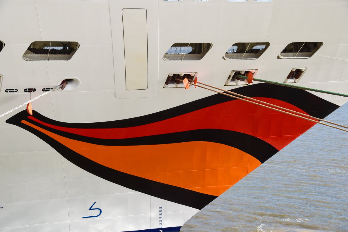 Reise_Blog's tweet photo. Ein Blick aufs Meer, und der Alltag wird leise. Flashback Frühjahr 2020: #AIDAmar vor #Lissabon, der Kussmund am Bug – und dann nur noch Blau, Kielwasser wie eine Unterschrift: Leinen los, Sorgen über Bord. Welche #Kreuzfahrt bleibt dir? #Fernweh #AIDA https://t.co/c5VXPOnZSg