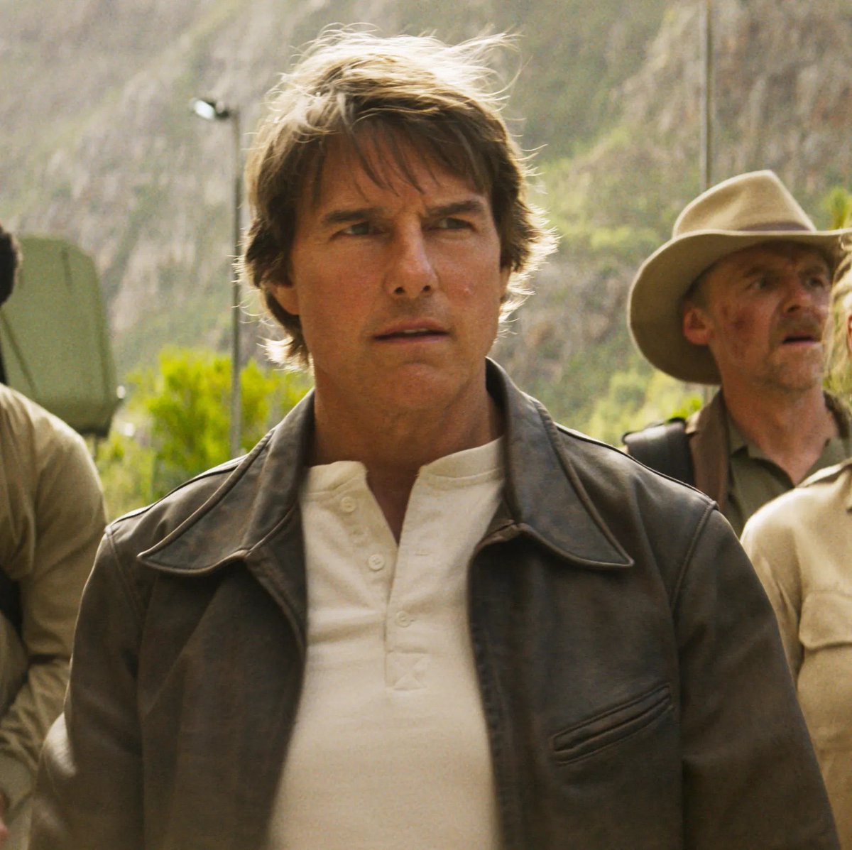 DiscussingFilm's tweet image. Tom Cruise visited the set for Shawn Levy’s ‘STAR WARS: STARFIGHTER’ and ended up filming one of the lightsaber duels for the film

“Cruise waded into the muddy pond, holding the camera like a pro”

(Source: nytimes.com/2026/01/08/mov…)