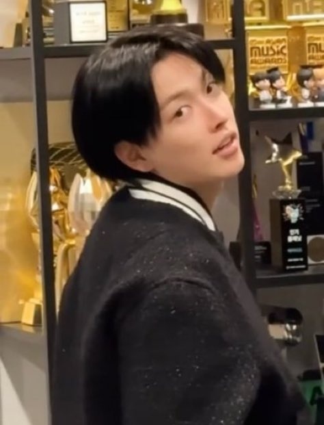 anchorvhar's tweet image. WAIT !!!!! no fucking way hongjoong wore the same jacket both times 😭😭😭 what were the odds