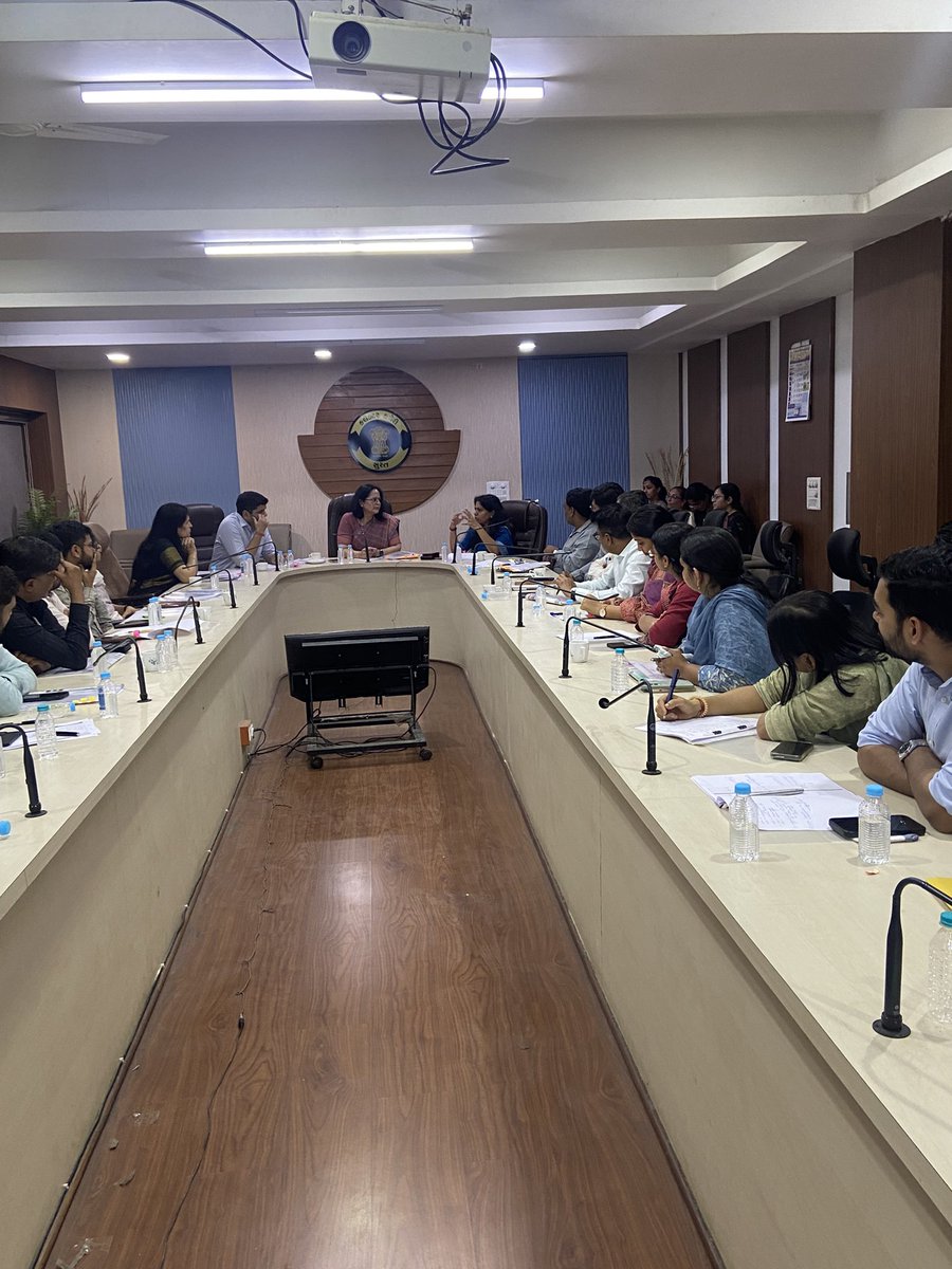 Ms. Aishvarya Singh, (IAS), JS &amp; MD (SBM-G), (Special Roll Observer (SRO) for Gujarat in SIR work has conducted a meeting today  with DEO Surat and ERO Surat and take a brief review of every EROs.
