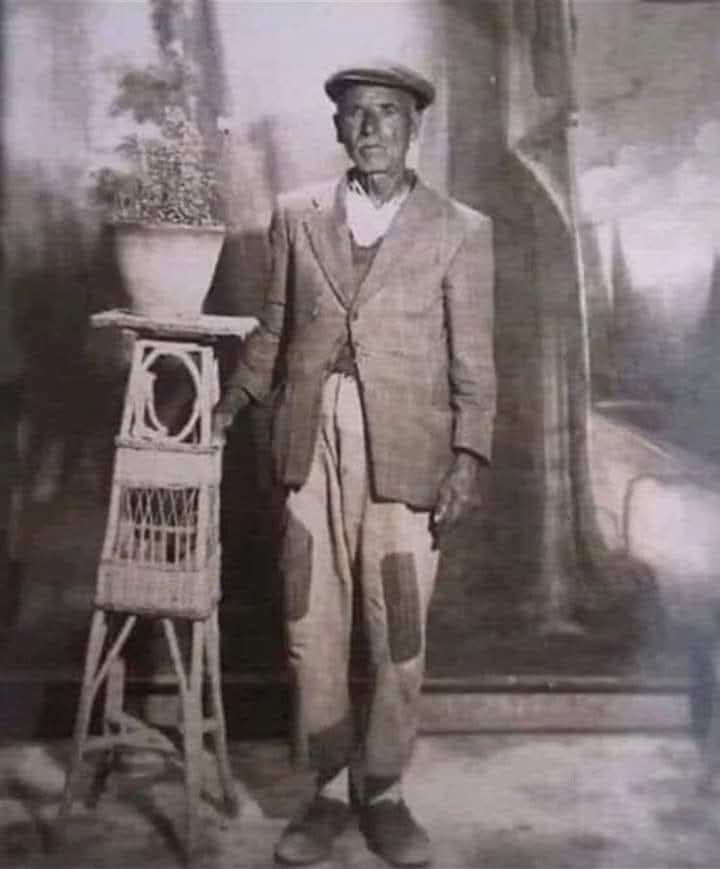 UTANMA DUYGUSU

Muhtemelen 1930 veya 1940 lı yıllara ait bir fotoğraf.
   Pantolonda kaç yama var!
Ama gayet rahat bir şekilde stüdyoda fotoğraf çektiriyor!
    Pantolonundaki yamalardan ve üst-başının çok düzgün olmadığından hiç utanmıyor.

O zamanlar UTANMA DUYGUSU yok muydu?