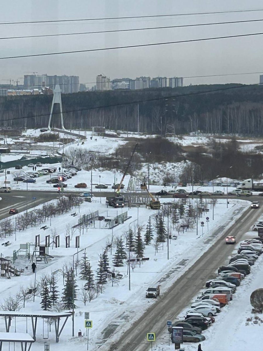 Chel_Future's tweet image. 🎄В Челябинске на Тополинке — это жилой район на северо-западе города — после Рождества внезапно начали монтировать новогоднюю ёлку: подрядчик не уложился в сроки, контракт закончился, но он всё равно решил «проявить инициативу» и воткнуть конструкцию. В мэрии заявили, что…