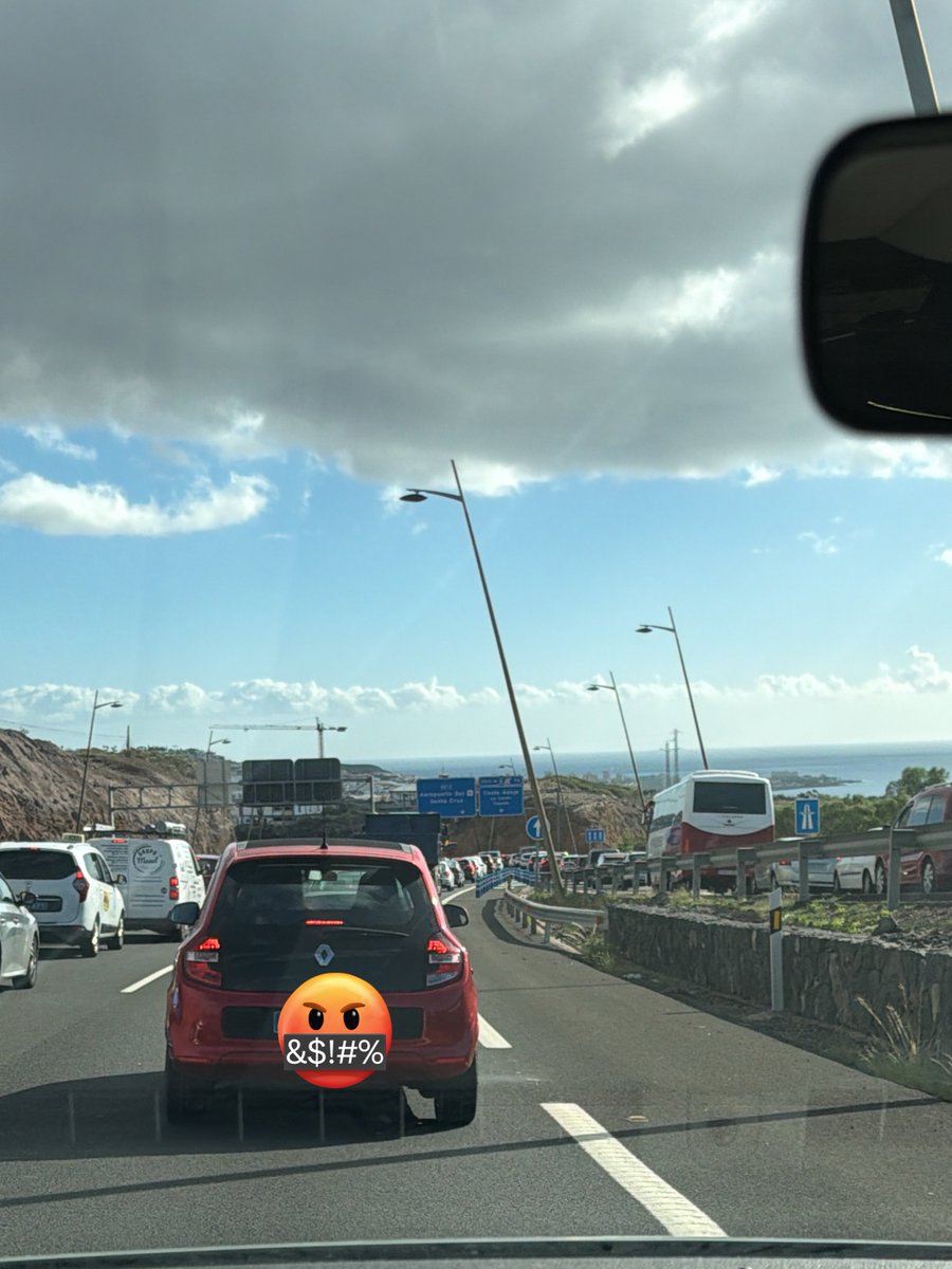 Si no es Navidad es el colegio y, si no, los 745 accidentes que se producen al día en esta isla. 

Lo de la carretera en Tenerife, da igual cuál, no importa en qué dirección, es agotador.