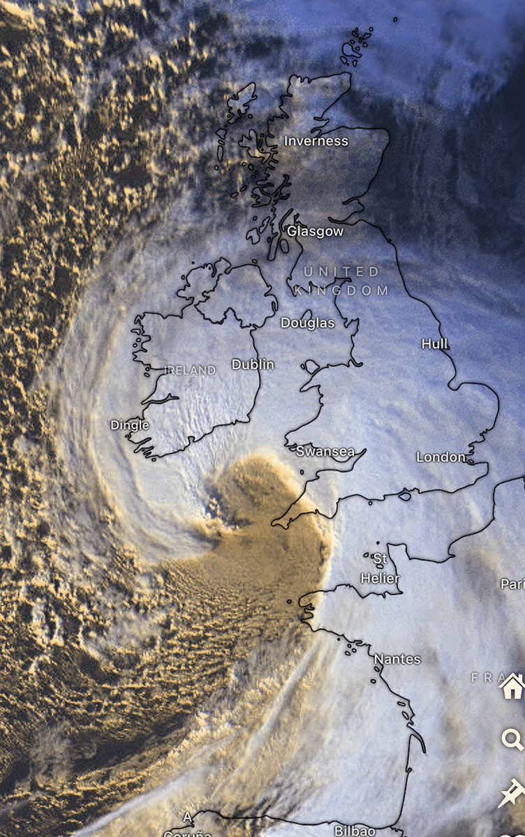 Met4CastUK's tweet image. It’s possible #StormGoretti could be developing a sting jet. 

Potentially destructive winds across Cornwall. Red warnings issued.