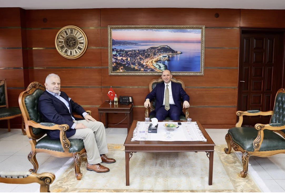 Giresun Valimiz Sayın Mehmet Fatih Serdengeçti’yi ziyaret ederek, öncelikle yeni yayımlanan #adaileefegüvende çocuk güvenliği kitaplarımı takdim ettim.
İlimize yaptığı değerli hizmetleri için teşekkürlerimi ilettim.
Atandığı yeni görevinde başarılar diledim.
<a href="/valiserdengecti/">Mehmet Fatih Serdengeçti</a>