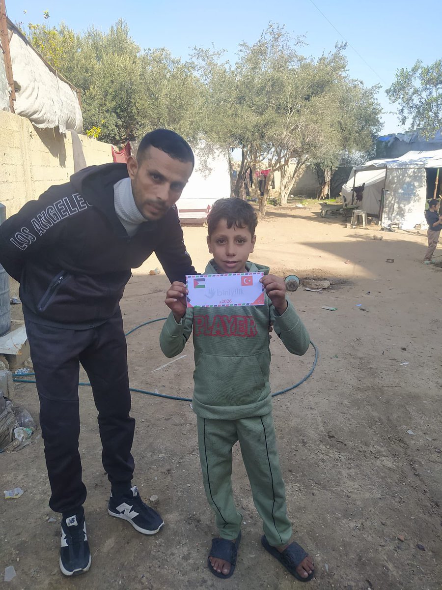 biniyilik's tweet photo. Cuma sadakalarımızın G*zze’ye ait olan kısmı teslim ettik. 
Vesile olan herkesten Allah razı olsun. https://t.co/GXYUaCsgAF